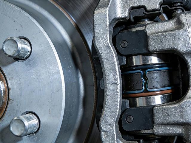 High-pressure airtight test of brake calipers: Application of Greischl Quick Seal Connectors G80 series